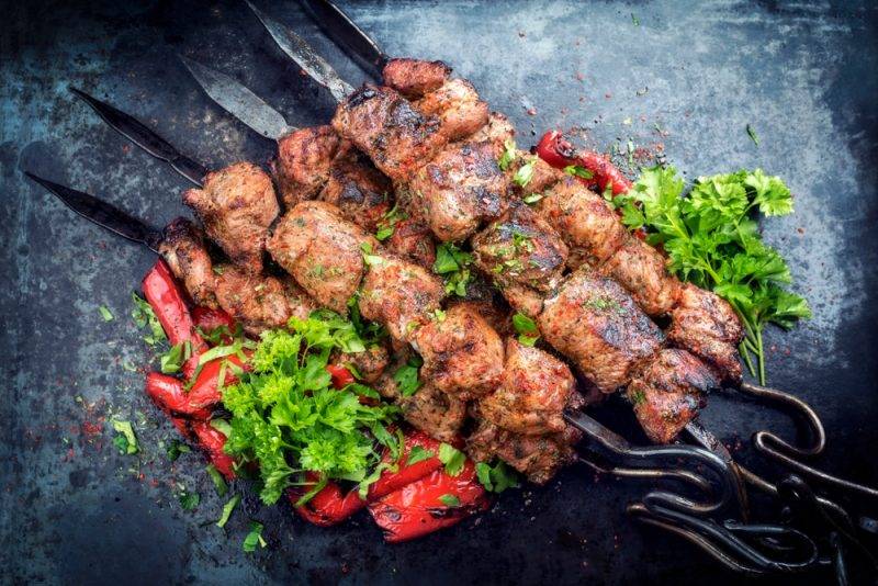 Шашлык на маёвке получится вкусным, если знать удачные рецепты его приготовления