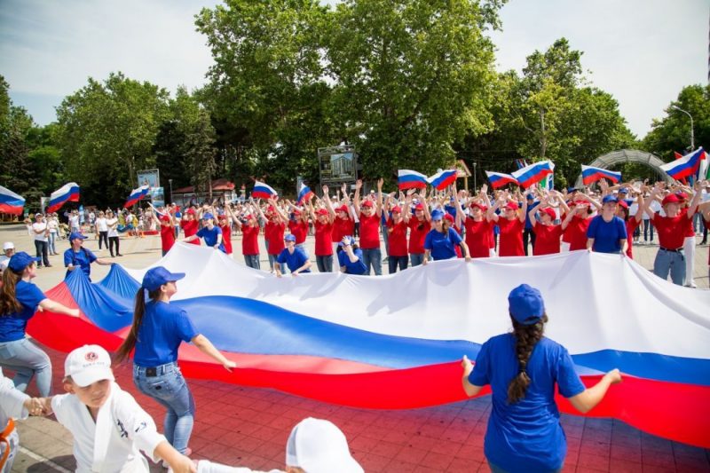 День флага отмечается гражданами по всей России 22 августа
