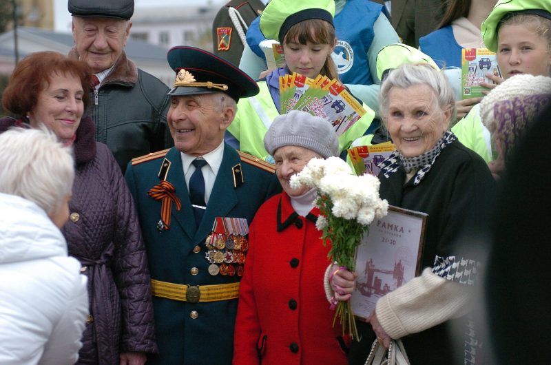 Пенсионерам в октябре будет. Активные пенсионеры пешеход