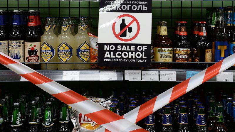 Алкоголь, соки и газировку не продадут россиянам 4 ноября 2022 года: с чем связаны ограничения?