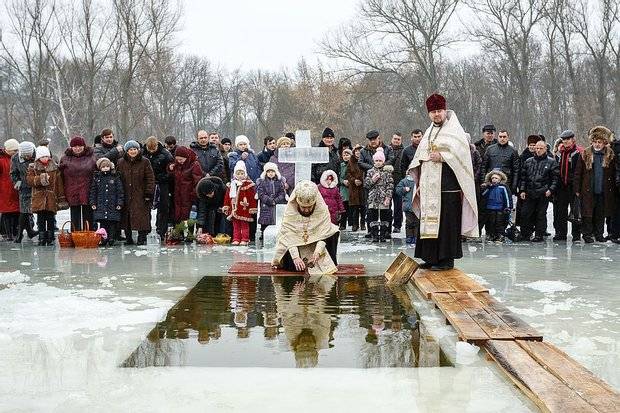 Крещенские купания состоятся в России 19 января 2023 года