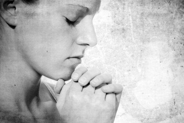 Какие молитвы нужно читать на Радоницу, чтобы Господь простил грехи усопших