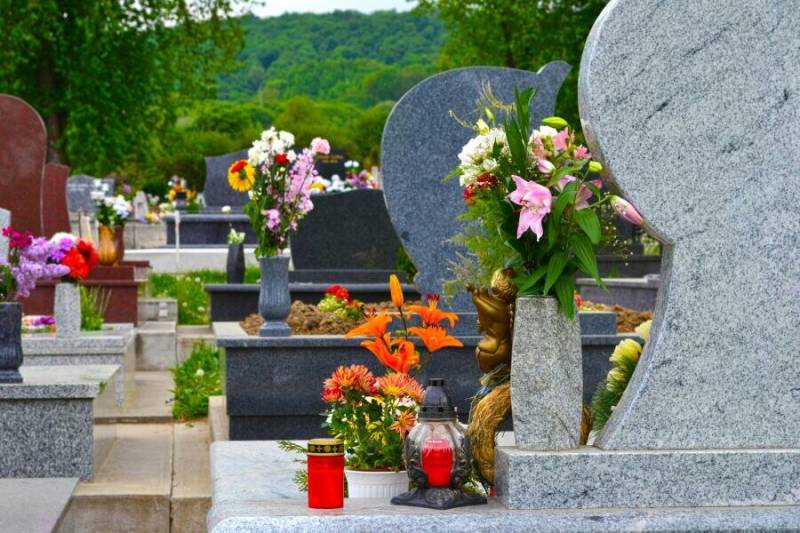 Что стоит взять с собой в церковь и на кладбище на Радоницу