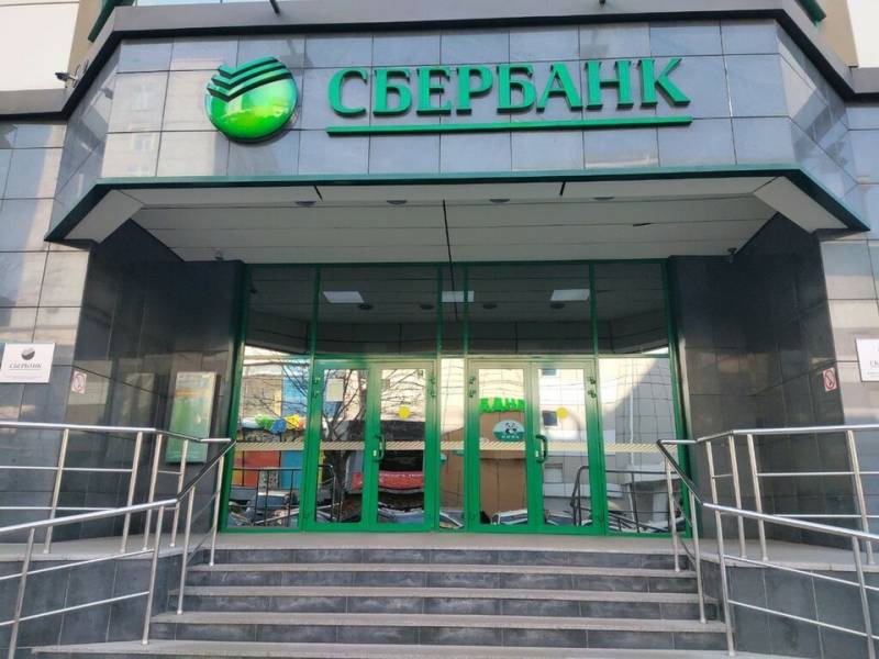 Режим работы СберБанка в праздничные дни в мае 2022 года