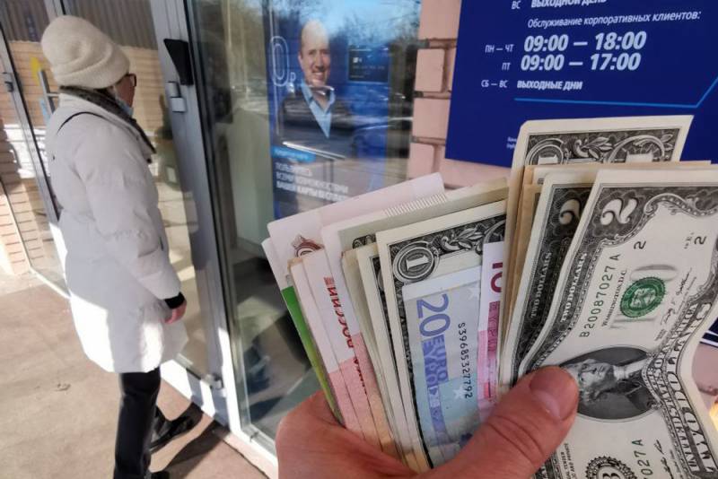 Россиянам снова разрешили покупать валюту в банках 