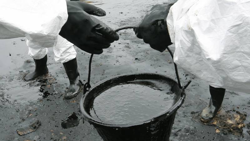 В Приморье начали ликвидировать огромное нефтяное пятно.jpg