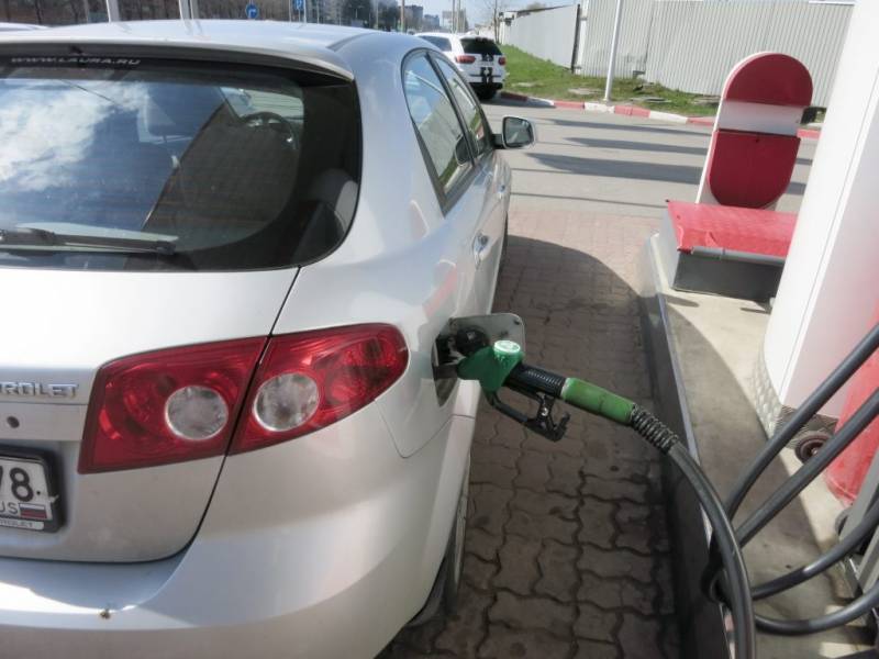 Автомобилистам РФ запретили заливать бензин до полного бака, правда или нет
