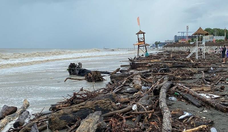 Курортный Сочи под ударом стихии: что происходит сейчас, сколько пострадавших, когда отступит шторм