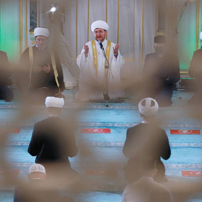 Праздничная проповедь на Курбан-байрам в Московской Соборной мечети, прямая трансляция 9 июля 2022 года 