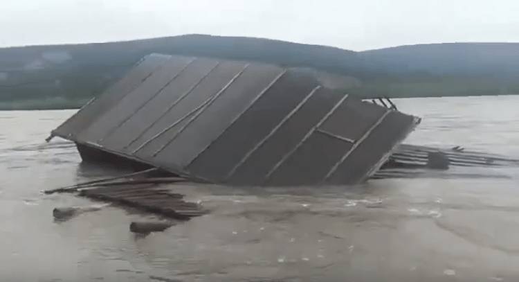 Якутский город Верхоянск из-за прорыва дамбы ушел под воду