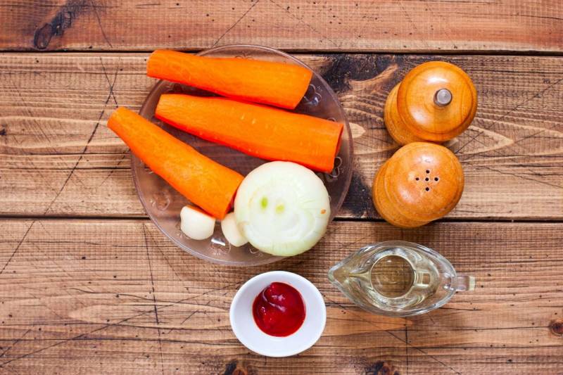 Что жарят первым лук или морковь, когда хозяйки готовят зажарку на борщ или суп