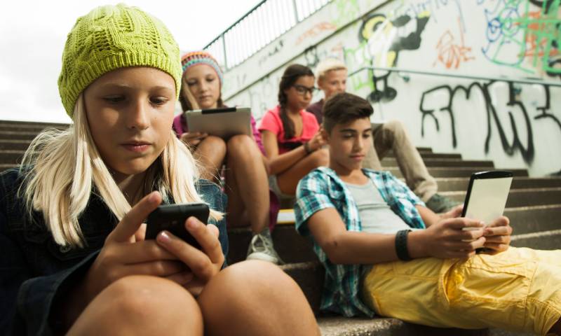 Запрет мобильных телефонов в школе на уроке в РФ в 2022 году