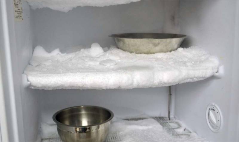 Как быстро и правильно растопить лёд в морозилке и чем ее мыть