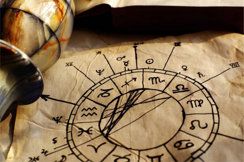 «На грани»: астролог Михаил Левин составил прогноз на ноябрь для России