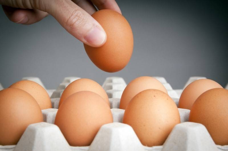 Простой трюк подскажет, как можно проверить свежесть яиц прямо в магазине 