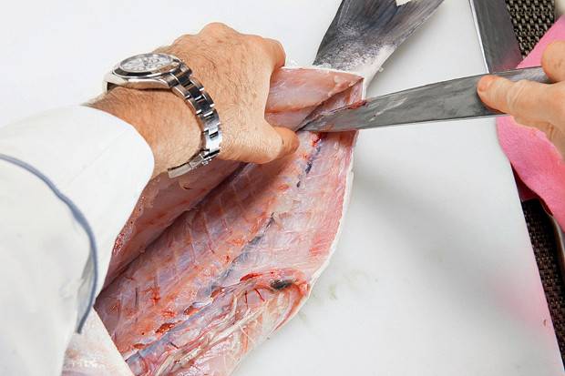 Простые лайфхаки помогут быстро вытащить кости из рыбы 