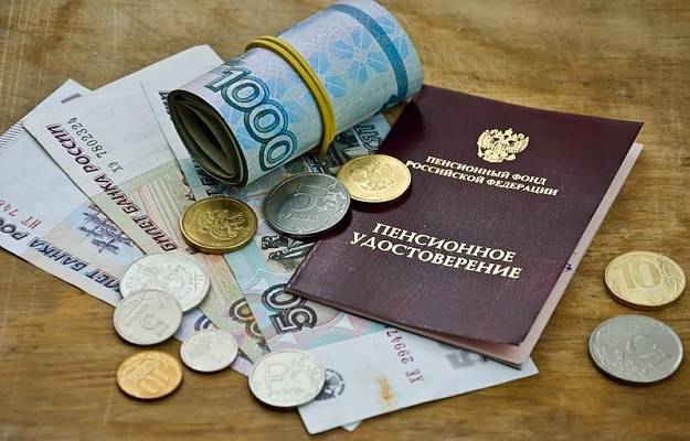 Что не так с новым повышением выплат работающим пенсионерам в Российской Федерации, разъяснили эксперты