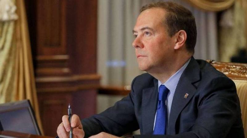 Медведев жестко высмеял Байдена за рассказ о встрече с покойным президентом