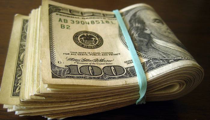 США могут превратить в бумагу наличные доллары россиян, — финансисты
