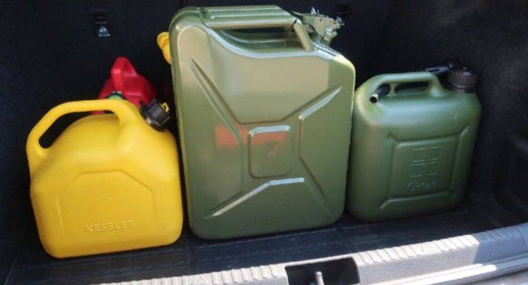 Когда за канистру бензина в багажнике могут лишить прав российского автомобилиста, рассказали юристы