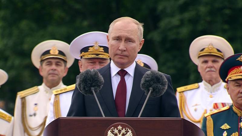 Военный парад ВМФ в Петербурге: Президент Путин принимает событие в прямом эфире