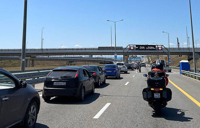 Какова причина огромной пробки перед Крымским мостом и почему она не исчезает