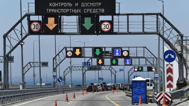 Эксперты прокомментировали затор на Крымском мосту, 15 июля 2023 года