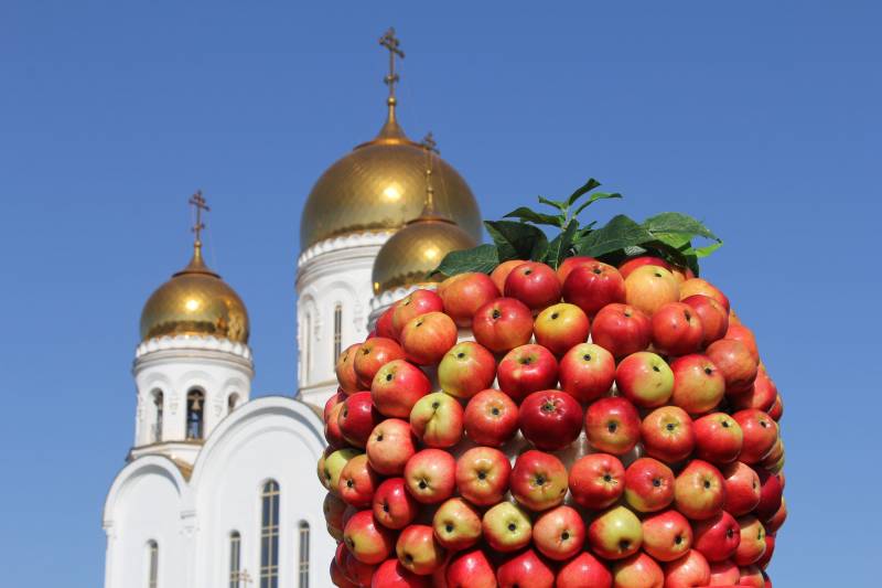 Особенности посещения кладбища в Яблочный Спас 19 августа: правила поминовения усопших, подношения и посещение храма