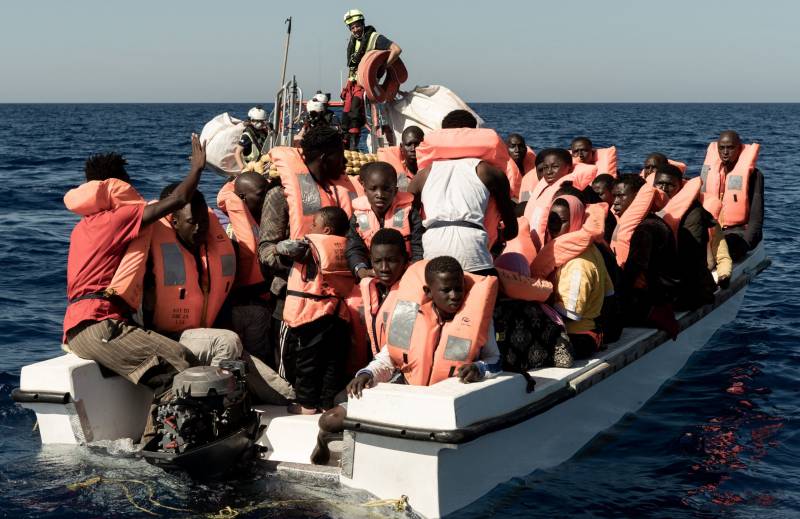 Мигрантская лихорадка: режим ЧС объявлен на Лампедузе из-за тысяч мигрантов, ситуация с мигрантами в Великобритании