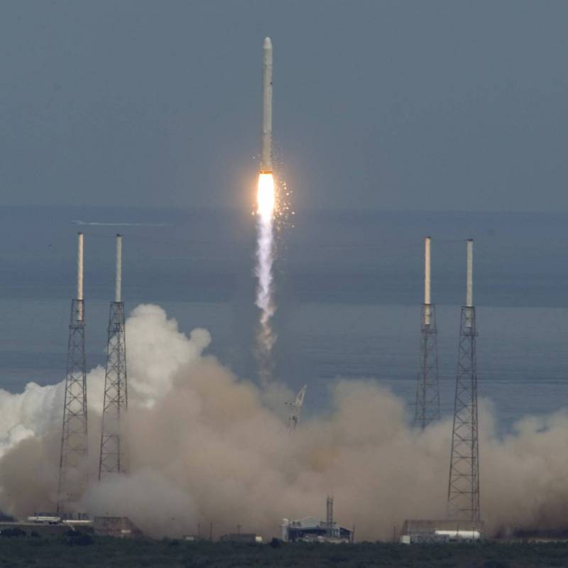 SpaceX успешно запускает ракету Falcon 9 с 13 спутниками Пентагона