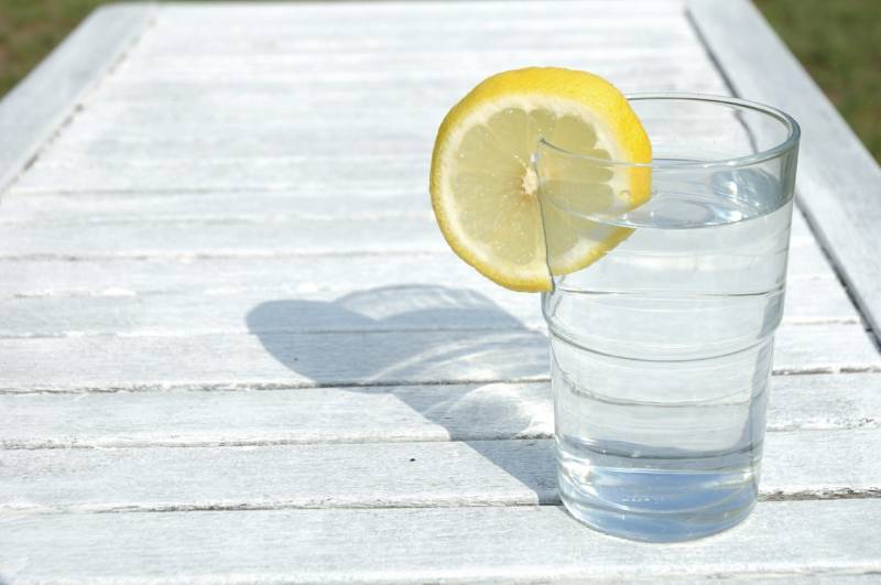 ТОП-5 причин, чтобы начать пить лимонную воду