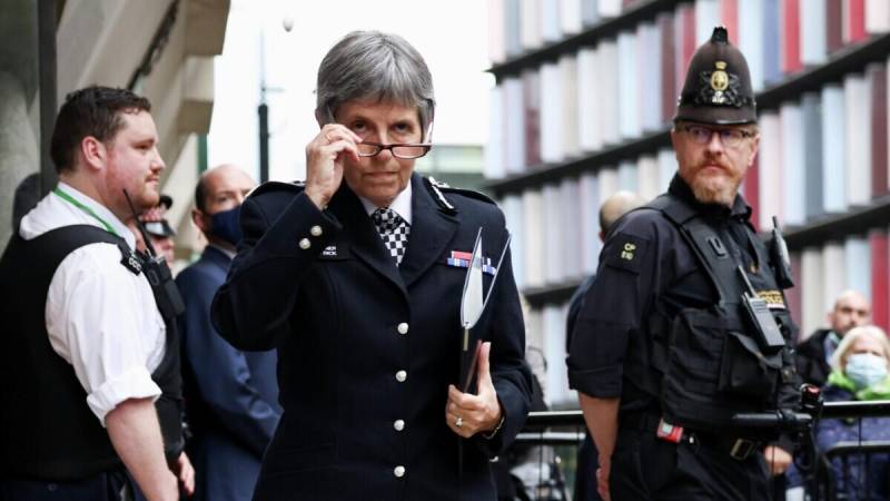 Игры надзирательниц: женщин-полицейских в Великобритании стали массово судить за «интенсивные ласки» в камерах