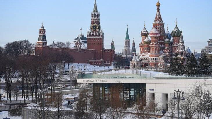 Специалист объяснил, почему иностранцы массово бегут в Россию