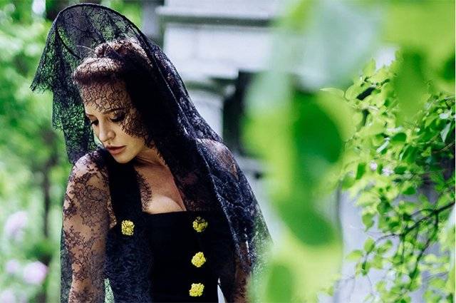 Пальто Chanel и роскошные самовары: как жена похоронного короля и экстрасенс меняют облик Холуя